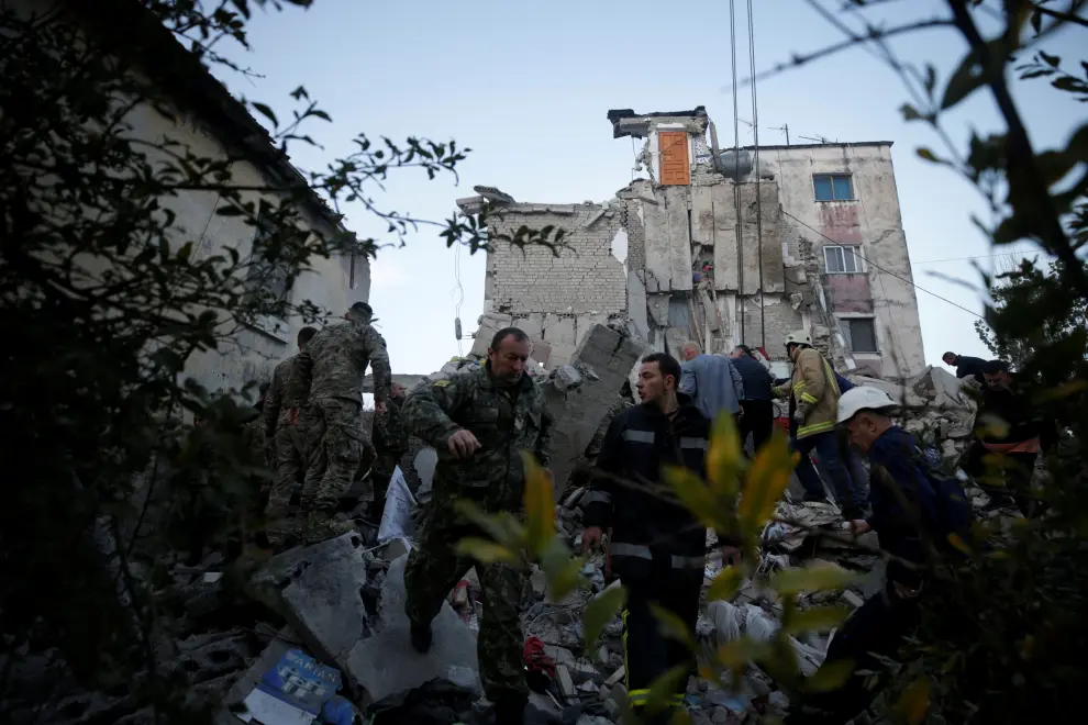 Emergency personnel work near a damaged building in Thumane, after an earthquake shook Albania, November 26, 2019. REUTERS/Florian Goga [[[REUTERS VOCENTO]]] ALBANIA-QUAKE/