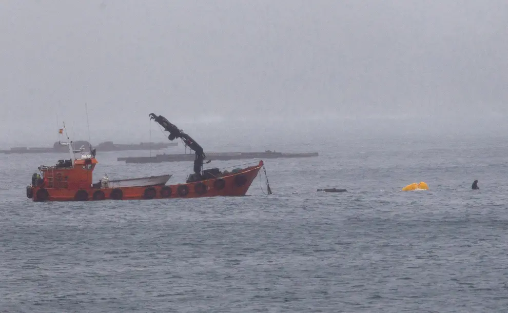 El narcosubmarino hundido en Galicia es remolcado a puerto para su inspección