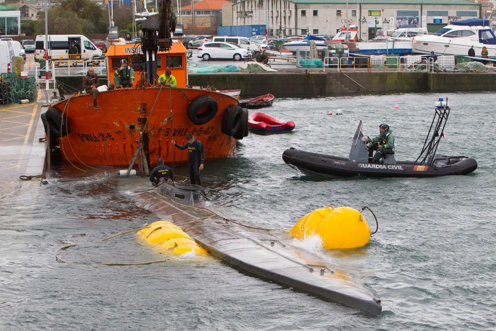 El narcosubmarino hundido en Galicia es remolcado a puerto para su inspección