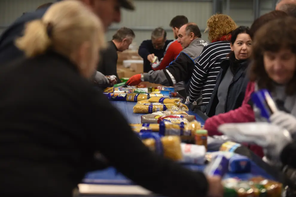 Los voluntarios clasifican todos los productos recibidos en la Feria de Muestras para trasladar después a Banco de Alimentos de Zaragoza..