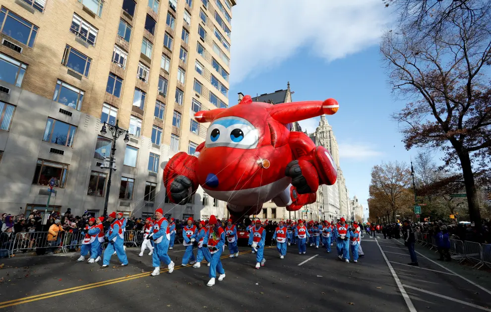 New York (United States), 28/11/2019.- The 'Ronald McDonald' balloon floats down Central Park West during the 93rd Annual Macy's Thanksgiving Day Parade in New York, New York, USA, 28 November 2019. The annual parade, which began in 1924, features giant balloons of characters from popular culture floating above the streets of Manhattan. (Estados Unidos, Nueva York) EFE/EPA/JASON SZENES 93rd Annual Macy's Thanksgiving Day Parade