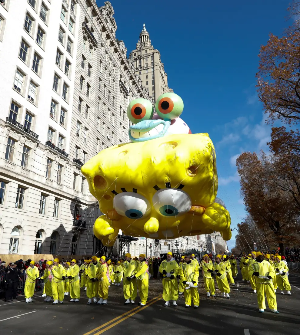 New York (United States), 28/11/2019.- The 'DINO' balloon floats down Central Park West during the 93rd Annual Macy's Thanksgiving Day Parade in New York, New York, USA, 28 November 2019. The annual parade, which began in 1924, features giant balloons of characters from popular culture floating above the streets of Manhattan. (Estados Unidos, Nueva York) EFE/EPA/JASON SZENES 93rd Annual Macy's Thanksgiving Day Parade