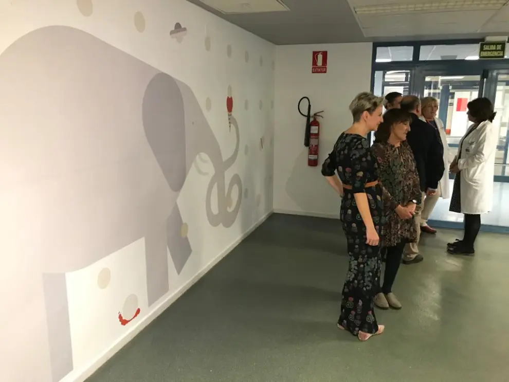 Pastelería Ascaso, el colectivo Believe In Arte y un grupo de ilustradores oscenses han colaborado en la intervención artística del hospital San Jorge de Huesca.