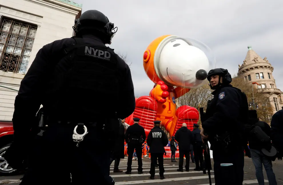 Desfile de globos de Macy's pese al viento
