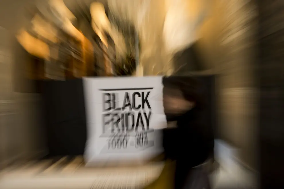 Día de compras por el Black Friday, como anticipo de la Navidad.