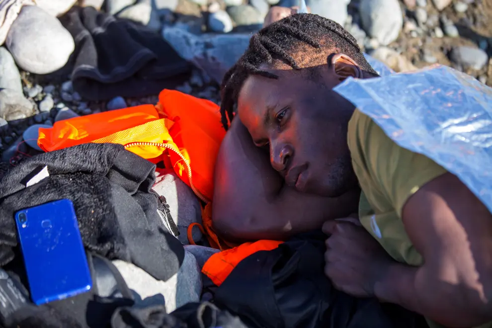 Rescue service members help migrants after they landed in a dinghy at Aguila beach on the island of Gran Canaria, Spain November 29, 2019. REUTERS/Borja Suarez REFILE - CORRECTING LOCATION [[[REUTERS VOCENTO]]] EUROPE-MIGRANTS/SPAIN
