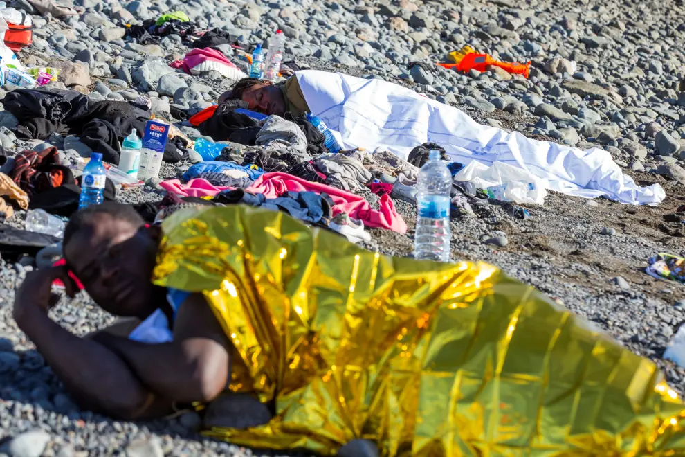 A migrant rests after landing on a dinghy on Aguila beach on the island of Gran Canaria, Spain November 29, 2019. REUTERS/Borja Suarez REFILE - CORRECTING LOCATION [[[REUTERS VOCENTO]]] EUROPE-MIGRANTS/SPAIN
