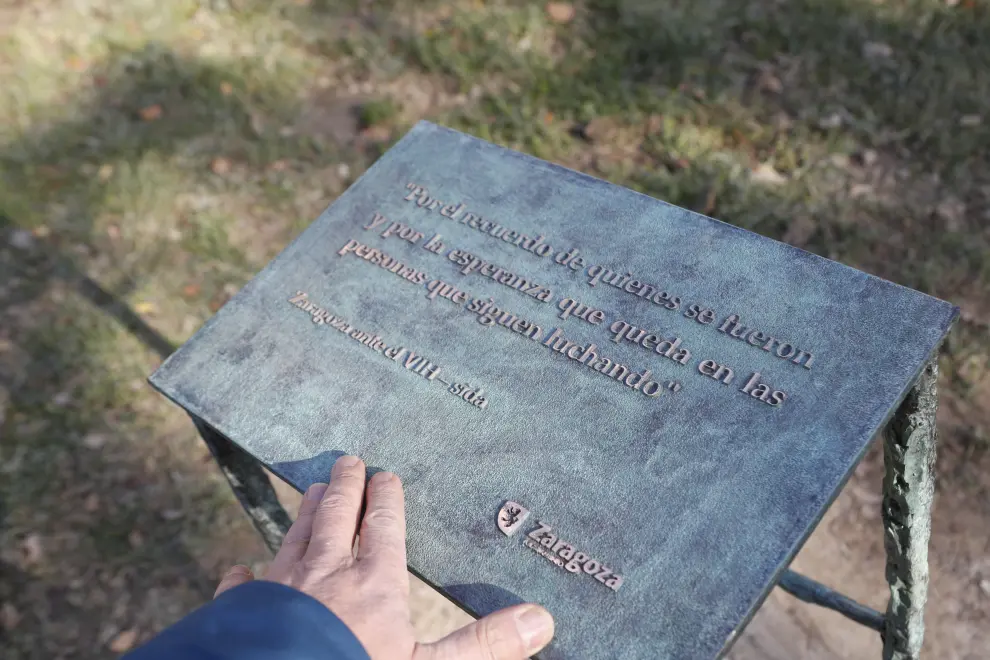 Una placa recuerda en el Parque Bruil a las personas fallecidas por sida