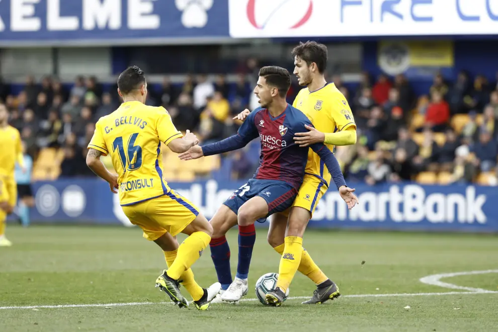 El Huesca fue efectivo de cara a gol y dominó el partido en el Santo Domingo.