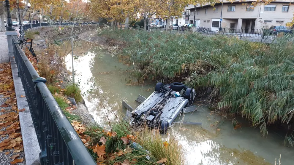 Un vehículo ha sufrido un vuelco y ha caído al Canal a primera hora de la mañana de este domingo. Su conductor ha tenido que ser rescatado.