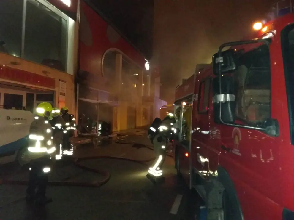 El concesionario de coches Kia de la carretera de Madrid ha sufrido un incendio en sus instalaciones en la medianoche de este sábado. No ha habido daños personales.