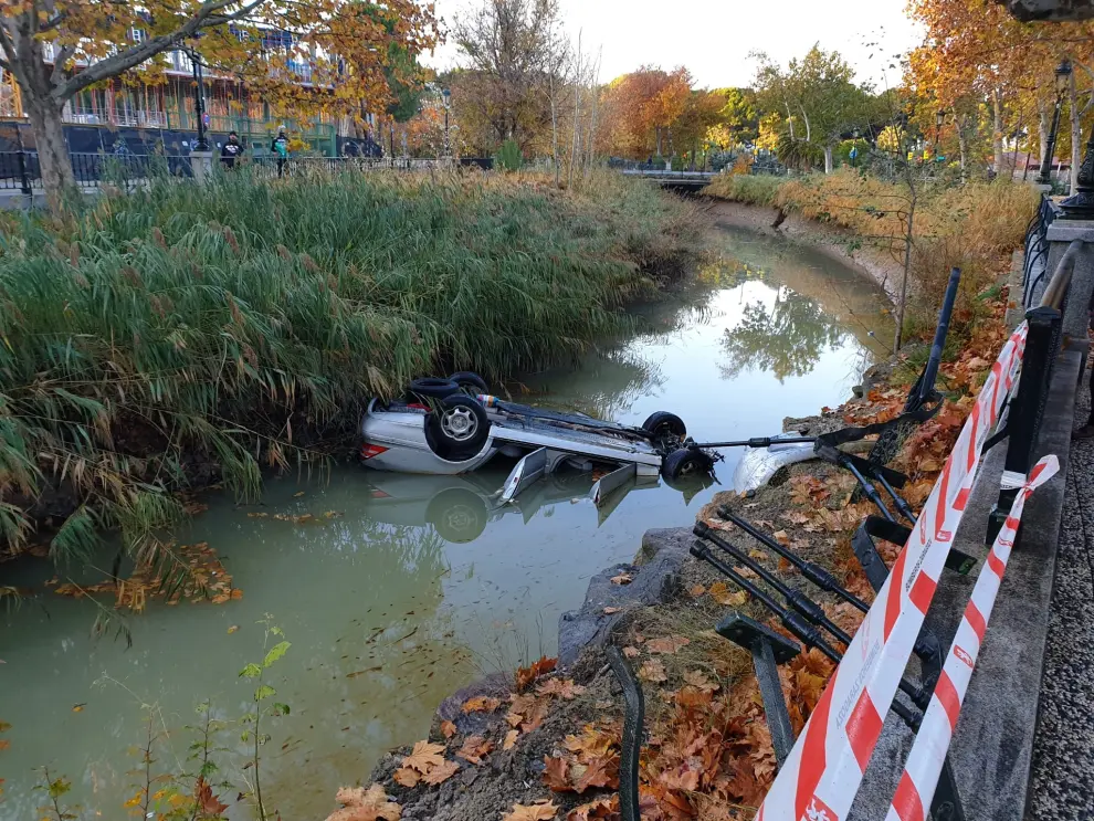Un vehículo ha sufrido un vuelco y ha caído al Canal a primera hora de la mañana de este domingo. Su conductor ha tenido que ser rescatado.