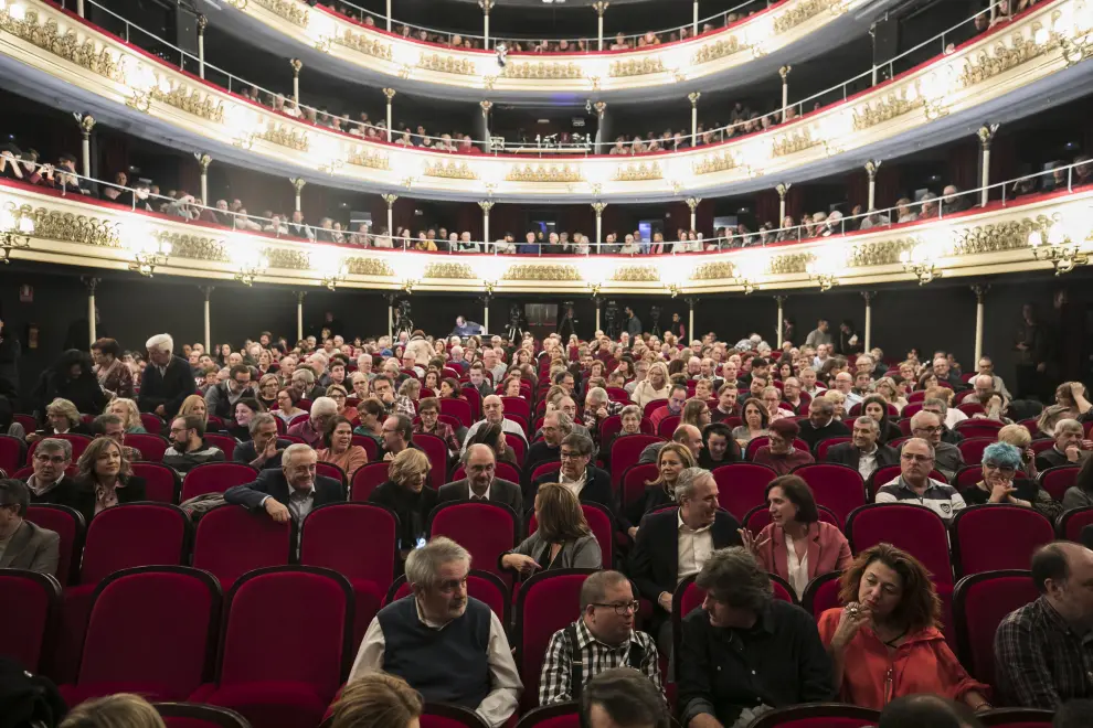 El cantautor aragonés Joaquín Carbonell ha celebrado sus 50 años sobre los escenarios en el Teatro Principal de Zaragoza