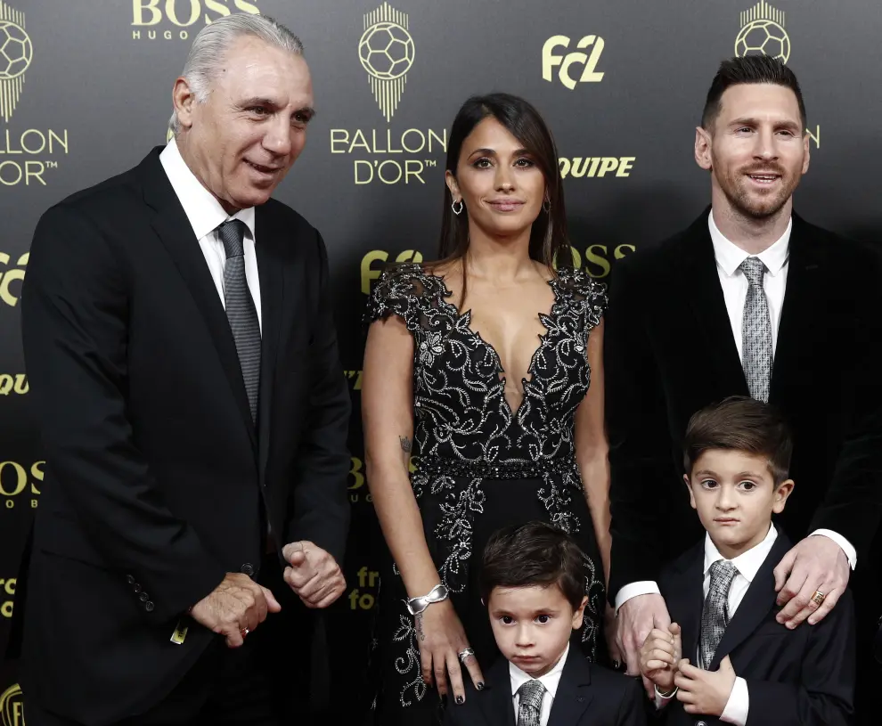 Hristo Stoichkov, la mujer de Messi, Antonella Roccuzzo, los hijos Thiago y Mateo y Messi, en la ceremonia del Balón de Oro en el Teatro Chatelet en París