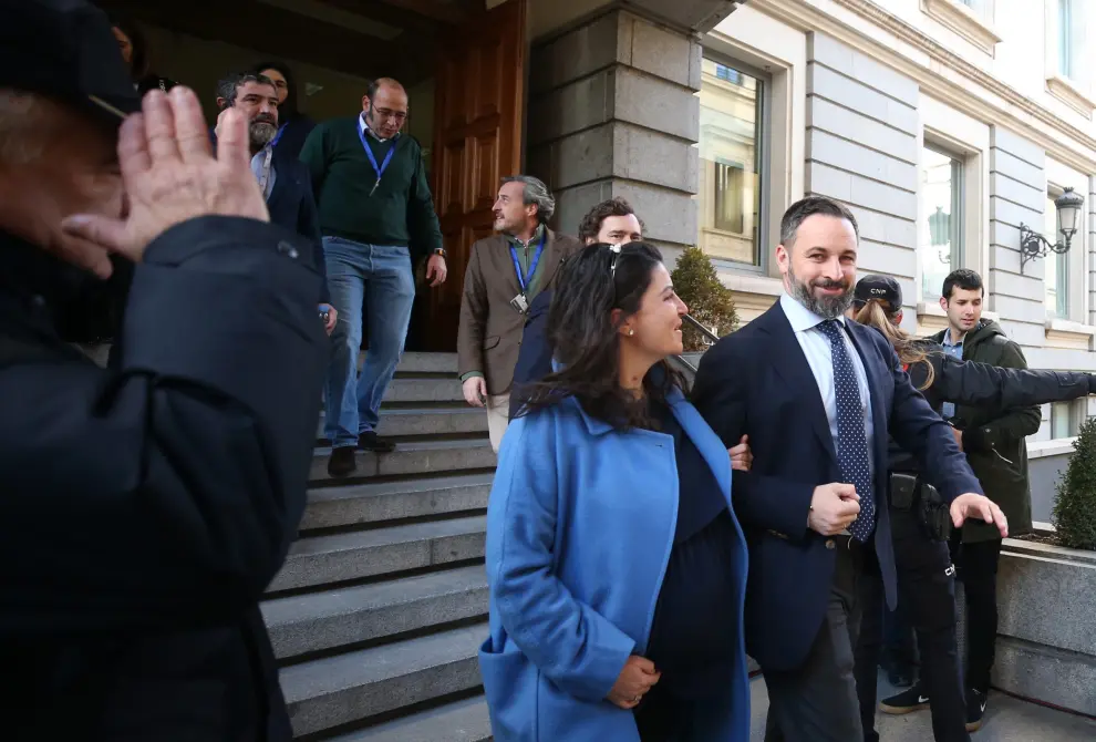 Los diputados de Vox, Santiago Abascal y Macarena Olona, a su llegada al Congreso.