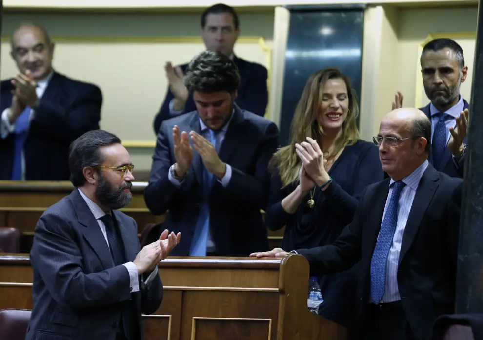Ignacio Gil Lázaro recibe los aplausos de sus compañeros de Vox tras ser elegido vicepresidente cuarto del Congreso de los Diputados.