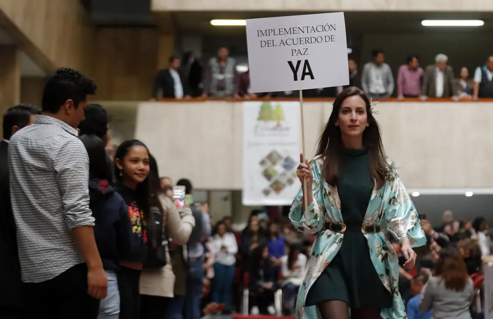 Modelos desfilan ropa diseñada y confeccionada por exguerrilleros de las FARC este lunes, en la sede del Congreso, en Bogotá (Colombia).