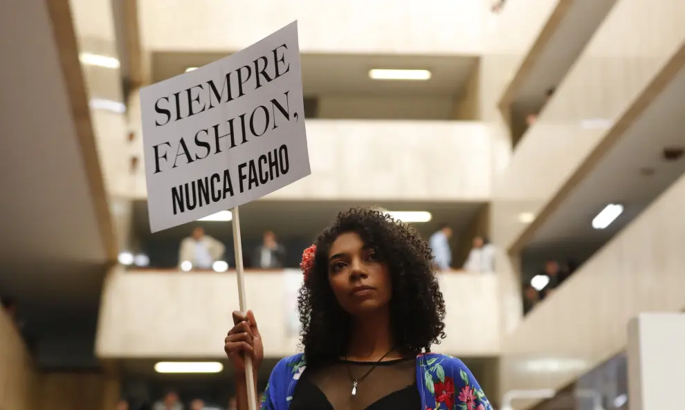 Modelos desfilan ropa diseñada y confeccionada por exguerrilleros de las FARC este lunes, en la sede del Congreso, en Bogotá (Colombia).
