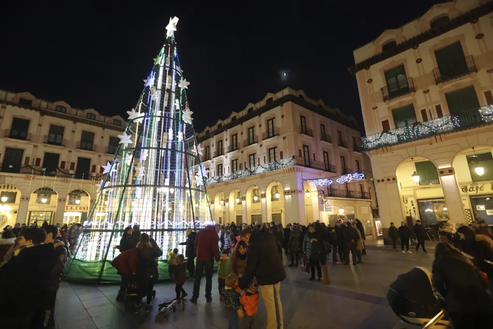 Huesca ha abierto los actos de Navidad con el ya tradicional encendido navideño.