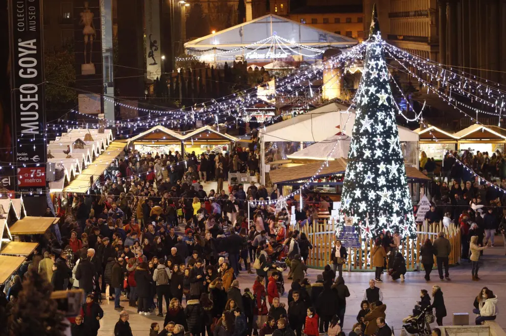 Imágenes de las luces de Navidad, del belén y del mercadillo de Zaragoza