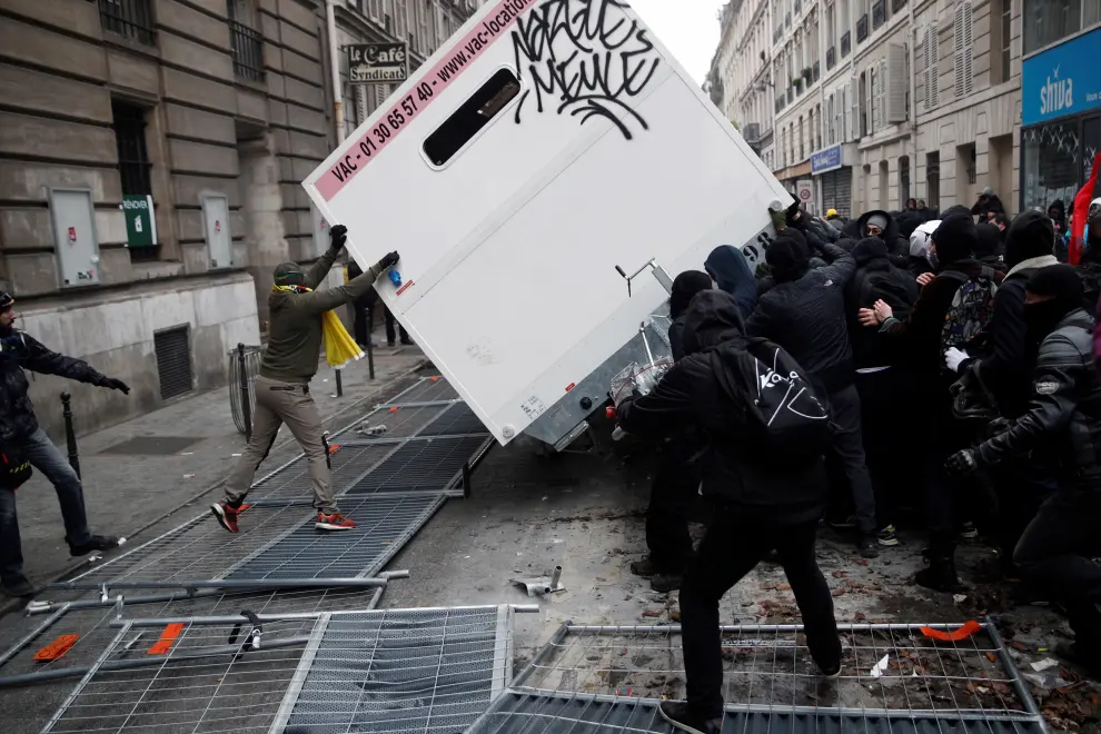 Paris (France), 05/12/2019.- Protesters protect themselves behind a banner reading 'Marx or Die' as they throw projectiles during a demonstration against pension reforms Paris, France, 05 December 2019. Unions representing railway and transport workers and many others in the public sector have called for a general strike and demonstration to protest against French government's reform of the pension system. (Protestas, Francia) EFE/EPA/YOAN VALAT National strike in France