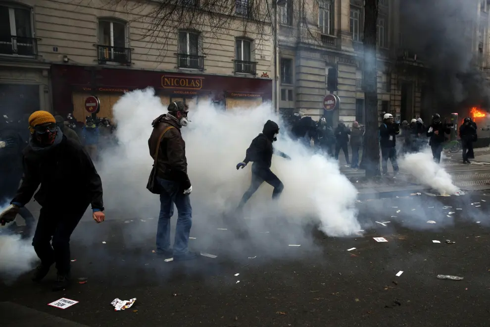 Paris (France), 05/12/2019.- Protesters overturn a container during a demonstration against pension reforms Paris, France, 05 December 2019. Unions representing railway and transport workers and many others in the public sector have called for a general strike and demonstration to protest against French government's reform of the pension system. (Protestas, Francia) EFE/EPA/YOAN VALAT National strike in France