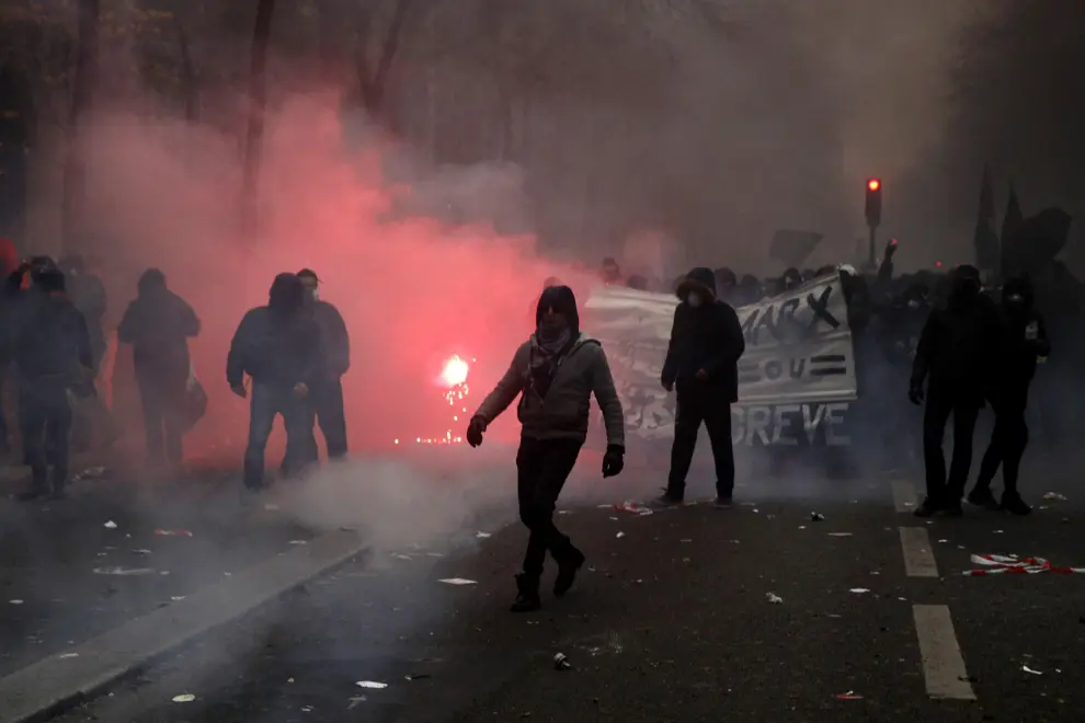 Paris (France), 05/12/2019.- Protesters throw projectiles during a demonstration against pension reforms Paris, France, 05 December 2019. Unions representing railway and transport workers and many others in the public sector have called for a general strike and demonstration to protest against French government's reform of the pension system. (Protestas, Francia) EFE/EPA/YOAN VALAT National strike in France