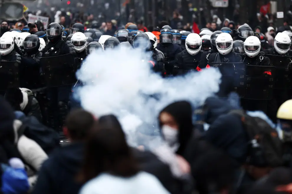 Bordeaux (France), 05/12/2019.- Public and private workers demonstrate and shout slogans during demonstration against pension reforms in Bordeaux, France, 05 December 2019. Unions representing railway and transport workers and many others in the public sector have called for a general strike and demonstration to protest against French government's reform of the pension system. (Protestas, Francia, Burdeos) EFE/EPA/CAROLINE BLUMBERG National strike in France