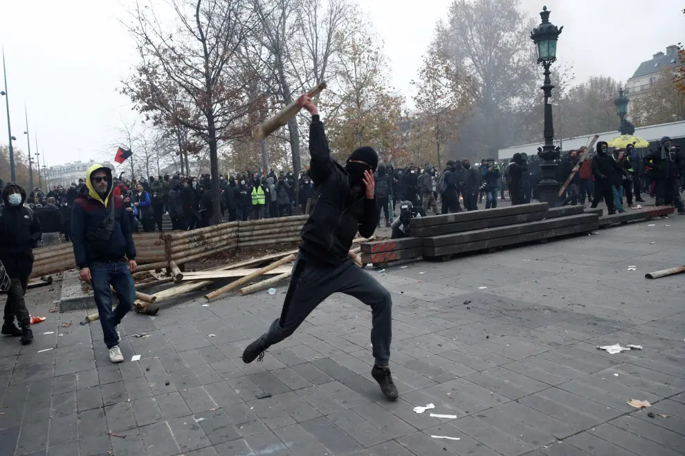 Paris (France), 05/12/2019.- French riot police clash with protesters during a demonstration against pension reforms Paris, France, 05 December 2019. Unions representing railway and transport workers and many others in the public sector have called for a general strike and demonstration to protest against French government's reform of the pension system. (Protestas, Francia) EFE/EPA/YOAN VALAT National strike in France