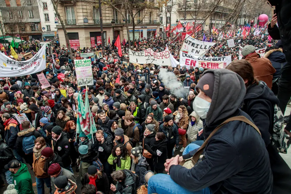 Paris (France), 05/12/2019.- Public and private workers demonstrate and shout slogans during a demonstration against pension reforms Paris, France, 05 December 2019. Unions representing railway and transport workers and many others in the public sector have called for a general strike and demonstration to protest against French government's reform of the pension system. (Protestas, Francia) EFE/EPA/CHRISTOPHE PETIT TESSON National strike in France