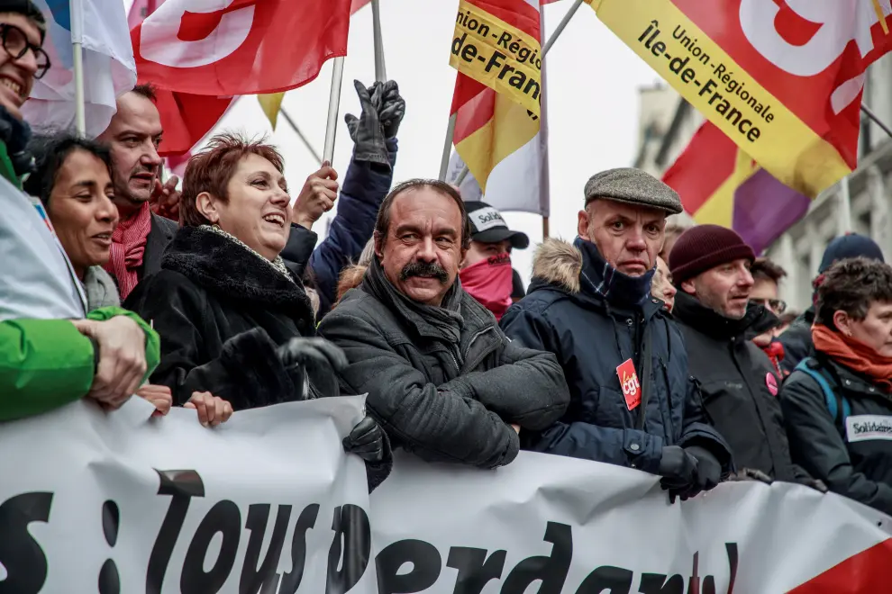 Paris (France), 05/12/2019.- Public and private workers demonstrate and shout slogans during a demonstration against pension reforms Paris, France, 05 December 2019. Unions representing railway and transport workers and many others in the public sector have called for a general strike and demonstration to protest against French government's reform of the pension system. (Protestas, Francia) EFE/EPA/CHRISTOPHE PETIT TESSON National strike in France