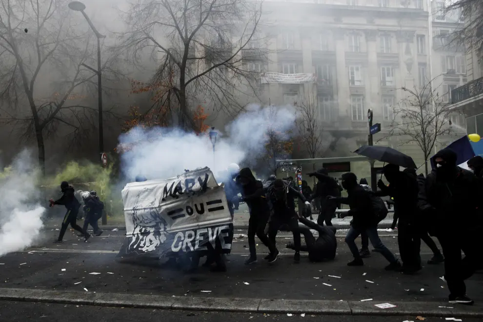 Paris (France), 05/12/2019.- French riot police clash with protesters during a demonstration against pension reforms Paris, France, 05 December 2019. Unions representing railway and transport workers and many others in the public sector have called for a general strike and demonstration to protest against French government's reform of the pension system. (Protestas, Francia) EFE/EPA/YOAN VALAT National strike in France