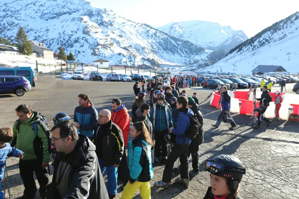 Las estaciones del Pirineo y de Teruel están viviendo un inicio de puente espectacular por la afluencia de esquiadores y el buen tiempo.