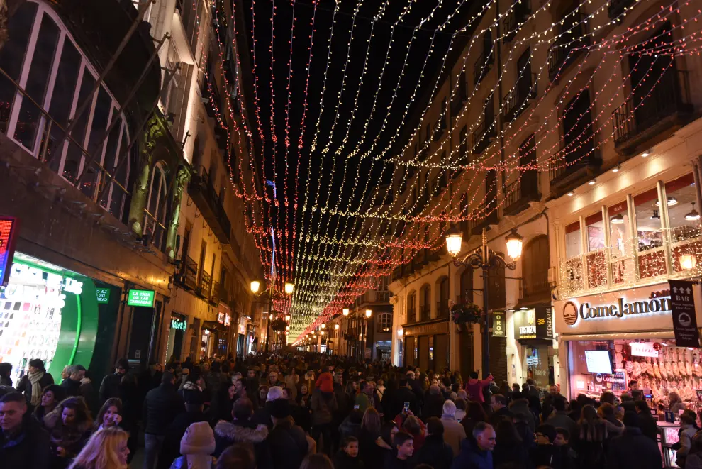 Una brillante bandera de España ilumina la calle Alfonso en el día de la Constitución.