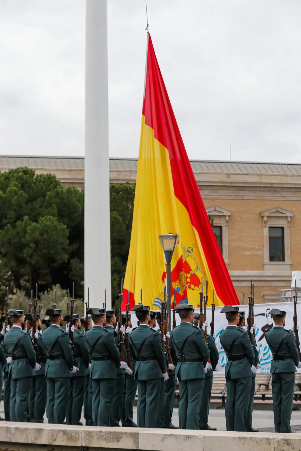 Izado de bandera en la plaza Colón de Madrid: Día de la Constitución