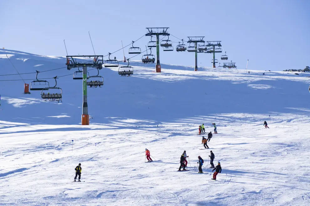 Las siete estaciones de Aragón han abierto este sábado 245 kilómetros con unas condiciones de nieve espectaculares.