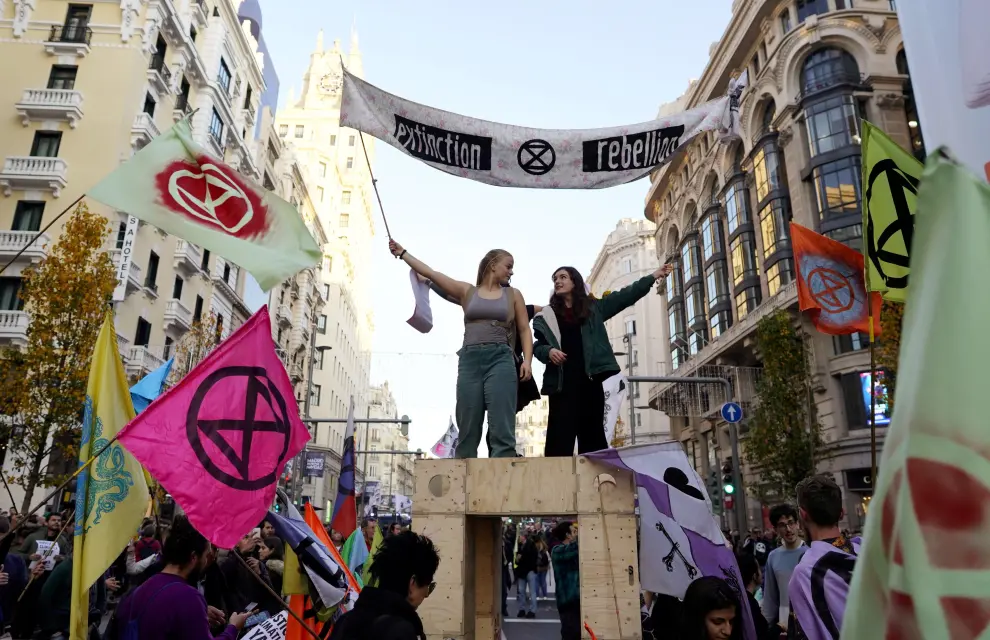 Activists from Extinction Rebellion attend a climate change protest on Gran Via street as COP25 climate summit is held in Madrid, Spain, December 7, 2019. REUTERS/Juan Medina? [[[REUTERS VOCENTO]]] CLIMATE-CHANGE/ACCORD-PROTEST