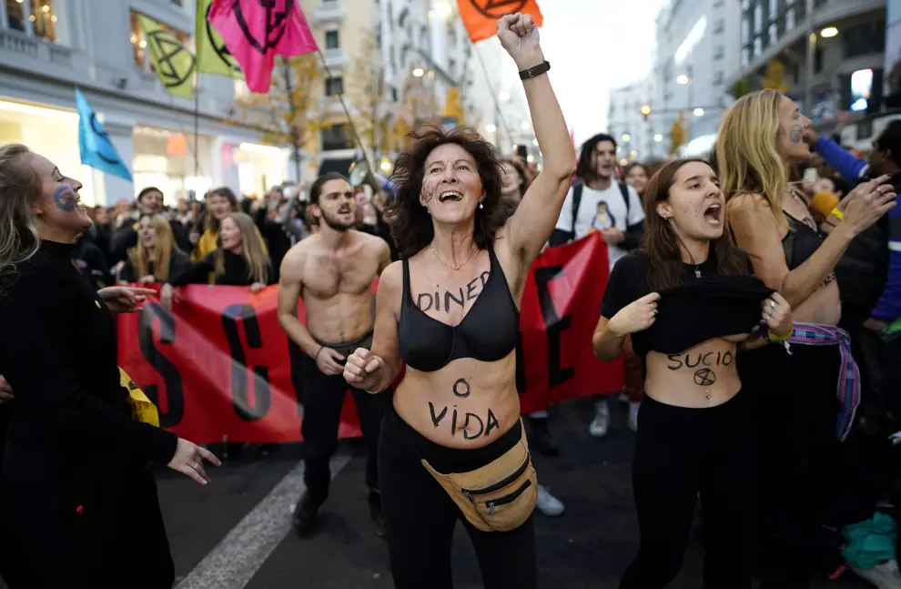 People attend an Extinction Rebellion climate change protest on Gran Via street as COP25 climate summit is held in Madrid, Spain, December 7, 2019. REUTERS/Juan Medina? [[[REUTERS VOCENTO]]] CLIMATE-CHANGE/ACCORD-PROTEST