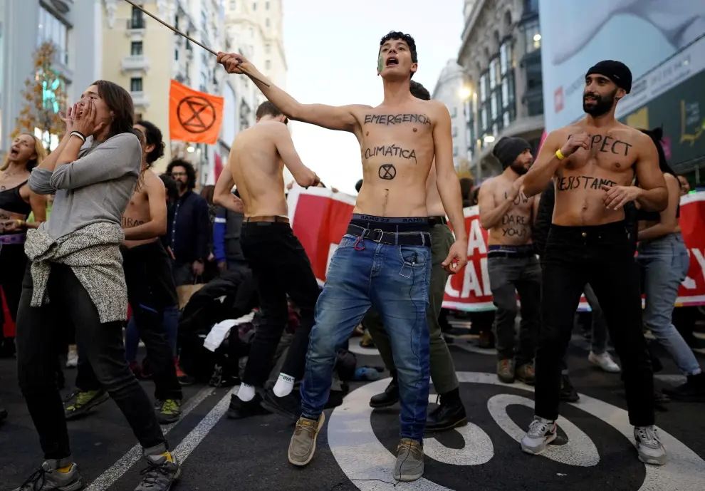 A demonstrator with a slogan written on his chest attends an Extinction Rebellion climate change protest on Gran Via street as COP25 climate summit is held in Madrid, Spain, December 7, 2019. REUTERS/Juan Medina? [[[REUTERS VOCENTO]]] CLIMATE-CHANGE/ACCORD-PROTEST