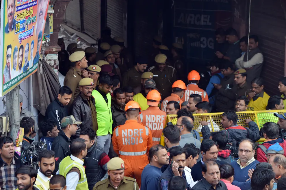 New Delhi (India), 08/12/2019.- Indian people gather near the site where a fire broke out in New Delhi, India, 08 December 2019. According to news report, at least 40 people were killed after a fire broke out at a building in New Delhi's Anaj Mandi area on the morning of 08 December. (Incendio, Nueva Delhi) EFE/EPA/STR Building fire kills at least 40 people in New Delhi