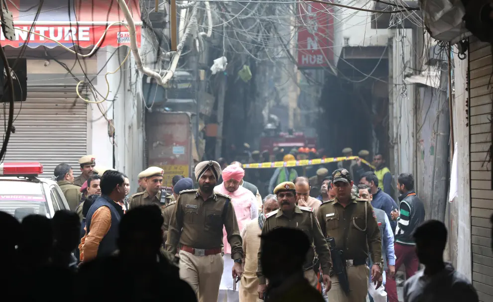 New Delhi (India), 08/12/2019.- A National Disaster Response Force (NDRF) officer moves towards the site where a fire broke out in New Delhi, India, 08 December 2019. According to news report, at least 40 people were killed after a fire broke out at a building in New Delhi's Anaj Mandi area on the morning of 08 December. (Incendio, Nueva Delhi) EFE/EPA/RAJAT GUPTA Building fire kills at least 40 people in New Delhi