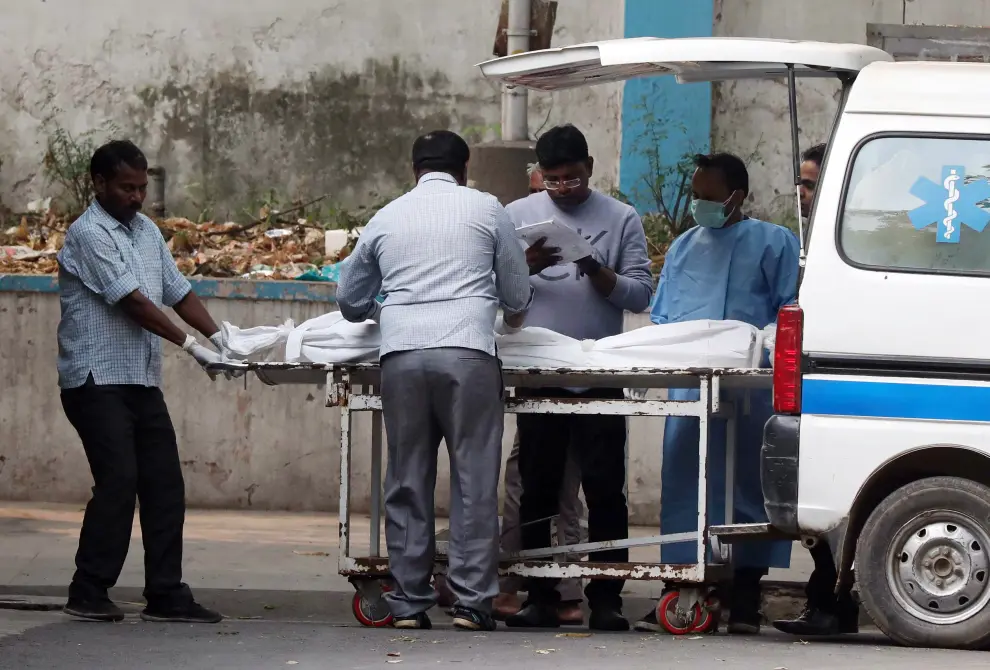 New Delhi (India), 08/12/2019.- The body of a victim of a fire that erupted at a New Delhi building is brought to a mortuary in New Delhi, India, 08 December 2019. According to news report, at least 40 people were killed after a fire broke out at a building in New Delhi's Anaj Mandi area on the morning of 08 December. (Incendio, Nueva Delhi) EFE/EPA/HARISH TYAGI Building fire kills at least 40 people in New Delhi