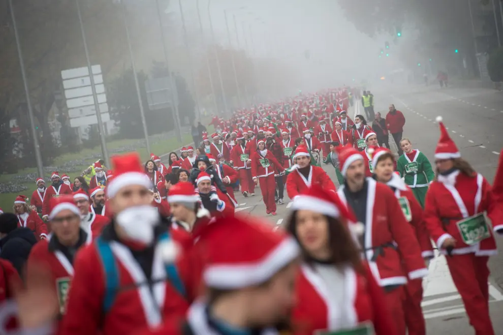 Más de 6.000 papás Noel desafiaron la niebla y el frío en Madrid