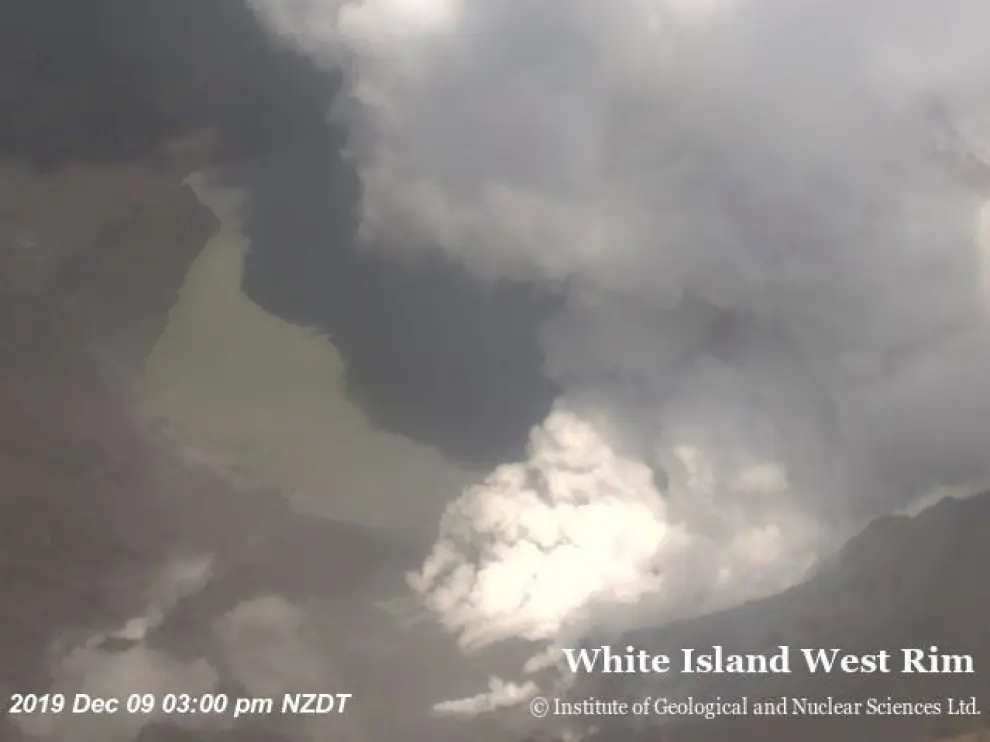 An aerial view shows smoke billowing above the crater of Whakaari, also known as White Island, volcano as it erupts in New Zealand, December 9, 2019, in this image obtained via social media. GNS Science via REUTERS ATTENTION EDITORS - THIS IMAGE HAS BEEN SUPPLIED BY A THIRD PARTY. MANDATORY CREDIT. NO RESALES. NO ARCHIVES. WATERMARKS AT SOURCE. [[[REUTERS VOCENTO]]]