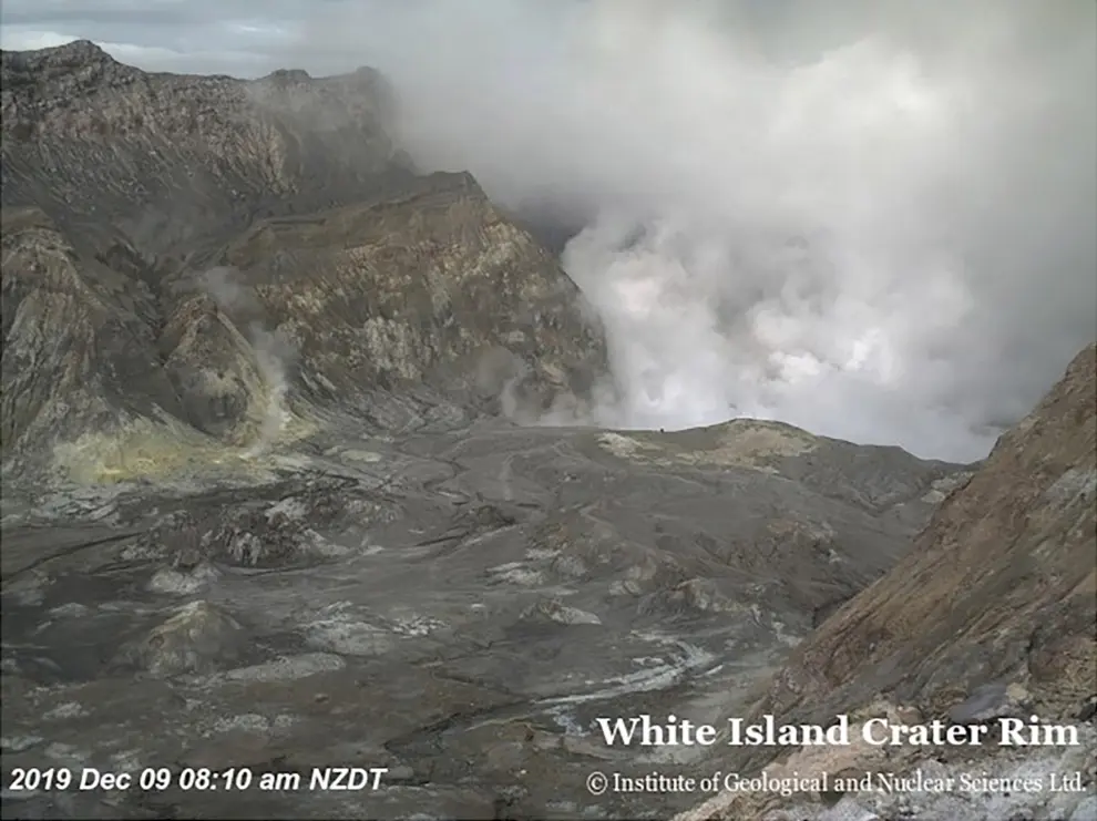 White Island (New Zealand), 09/12/2019.- A handout photo made available by the New Zealand Institute of Geological and Nuclear Sciences shows a plume of ash rising from the Whakaari or White Island volcano on North Island, New Zealand, 09 December 2019. According to media reports, up to 20 people were injured, and up to 100 tourist were in the area at the time of the eruption. The New Zealand government has dispatched emergency services teams to area to aid in treating the injured. (Nueva Zelanda) EFE/EPA/NEW ZEALAND INSTITUTE OF GEOLOGICAL AND NUCLEAR SCIENCES/HANDOUT HANDOUT EDITORIAL USE ONLY/NO SALES New Zealand's White Island volcano erupts, tourist injured and some believed to be missing