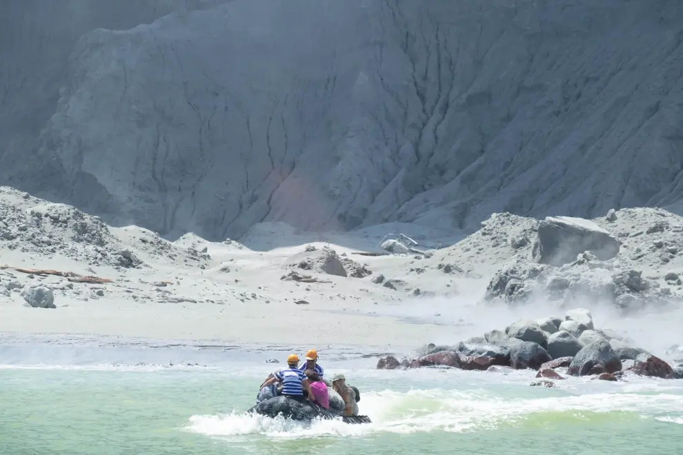 Whakaari / White Island (New Zealand), 09/12/2019.- A handout screen grab of a video released by New Zealand's Institute of Geological and Nuclear Sciences (GNS Science) of volcano Whakaari, or White Island, located in the Bay of Plenty, New Zealand, 09 December 2019. The volcano, located around 40km offshore of the Bay of Plenty, has erupted on the day and sent huge amounts of white smoke - most likely steam - into the air in the blast. Authorities are working to coordinate a search and rescue operation following the volcanic eruption. (Nueva Zelanda) EFE/EPA/NEW ZEALAND INSTITUTE OF GEOLOGICAL AND NUCLEAR SCIENCES HANDOUT -- BEST QUALITY AVAILABLE -- AUSTRALIA AND NEW ZEALAND OUT HANDOUT EDITORIAL USE ONLY/NO SALES New Zealand's White Island volcano erupts