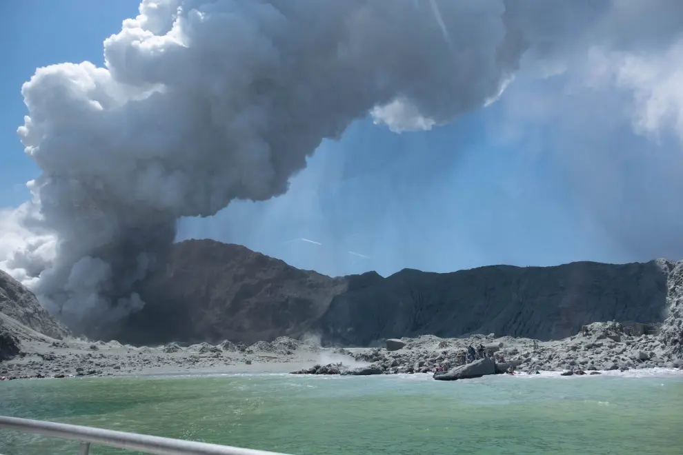 White Island (New Zealand), 09/12/2019.- An image provided by visitor Michael Schade shows tourists on a boat fleeing White Island (Whakaari) volcano, as it erupts, in the Bay of Plenty, New Zealand, 09 December 2019. According to police, at least five people have died in the volcanic erruption at around 2:11 pm local time on 09 December. The island is located around 40km offshore of the Bay of Plenty. (Nueva Zelanda) EFE/EPA/MICHAEL SCHADE MANDATORY CREDIT: MICHAEL SCHADE EDITORIAL USE ONLY/NO SALES New Zealand's White Island volcano erupts