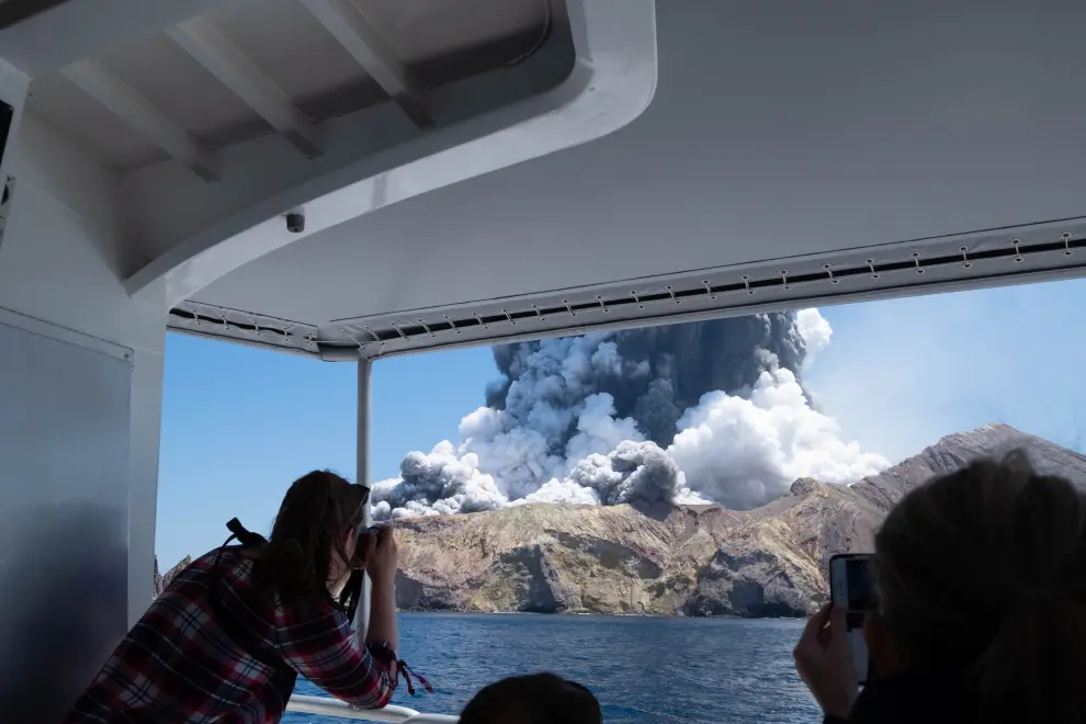 White Island (New Zealand), 09/12/2019.- An image provided by visitor Michael Schade shows tourists and tour guides fleeing White Island (Whakaari) volcano, as it erupts, in the Bay of Plenty, New Zealand, 09 December 2019. According to police, at least five people have died in the volcanic erruption at around 2:11 pm local time on 09 December. The island is located around 40km offshore of the Bay of Plenty. (Nueva Zelanda) EFE/EPA/MICHAEL SCHADE MANDATORY CREDIT: MICHAEL SCHADE EDITORIAL USE ONLY/NO SALES New Zealand's White Island volcano erupts