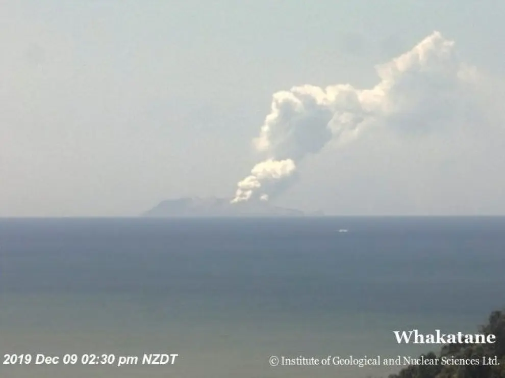 People on a boat react as smoke billows from the volcanic eruption of Whakaari, also known as White Island, New Zealand December 9, 2019 in this picture grab obtained from a social media video. INSTAGRAM @ALLESSANDROKAUFFMANN/via REUTERS THIS IMAGE HAS BEEN SUPPLIED BY A THIRD PARTY. MANDATORY CREDIT. NO RESALES. NO ARCHIVES. [[[REUTERS VOCENTO]]]