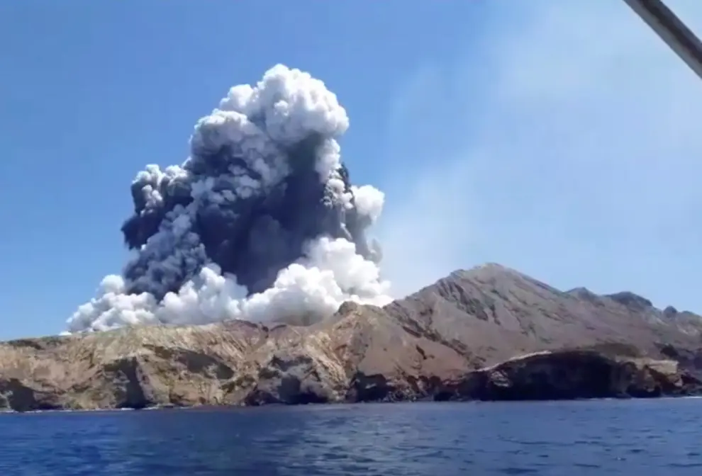Smoke billows from Whakaari, also known as White Island, volcano as it erupts in New Zealand, December 9, 2019, in this image obtained via social media. GNS Science via REUTERS ATTENTION EDITORS - THIS IMAGE HAS BEEN SUPPLIED BY A THIRD PARTY. MANDATORY CREDIT. NO RESALES. NO ARCHIVES. WATERMARKS AT SOURCE. [[[REUTERS VOCENTO]]]
